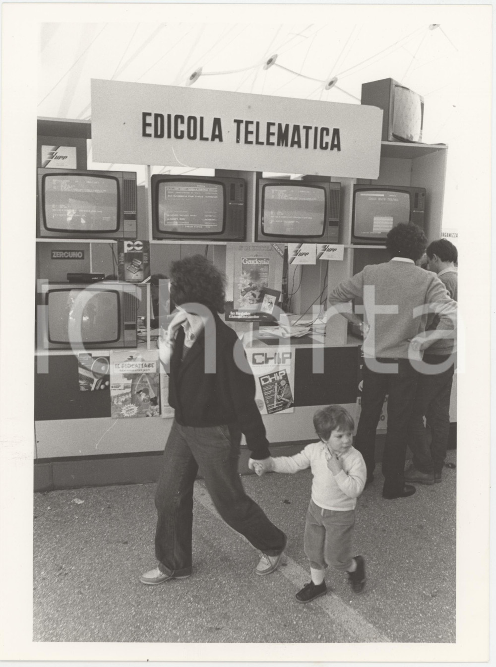 Fotografia d epoca originale 1985 ca ITALIA  COSTUME L edicola telematica  Foto 18x24 cm 1