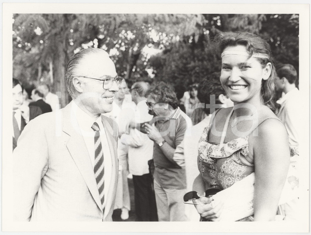 Fotografia d epoca originale 1985 ca ITALIA  COSTUME Lelio LAGORIO a un evento  Foto 24x18 cm 1