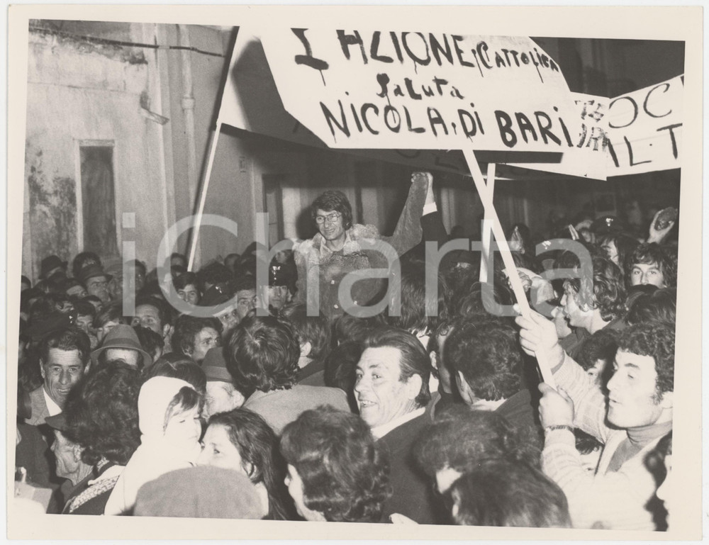 Fotografia d epoca originale 1975 ca ZAPPONETA Nicola DI BARI accolto dai compaesani  Foto 24x18 cm 4 1