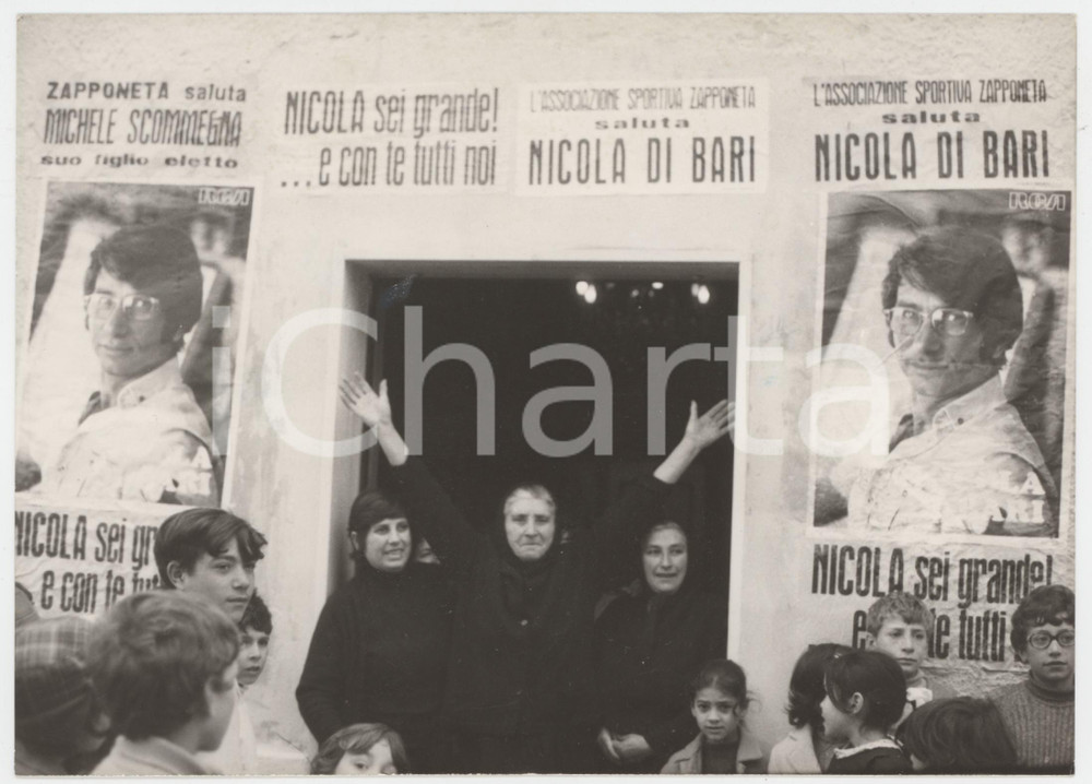 Fotografia d epoca originale 1975 ca ZAPPONETA La madre di Nicola DI BARI attende il figlio  Foto 18x13 cm 1