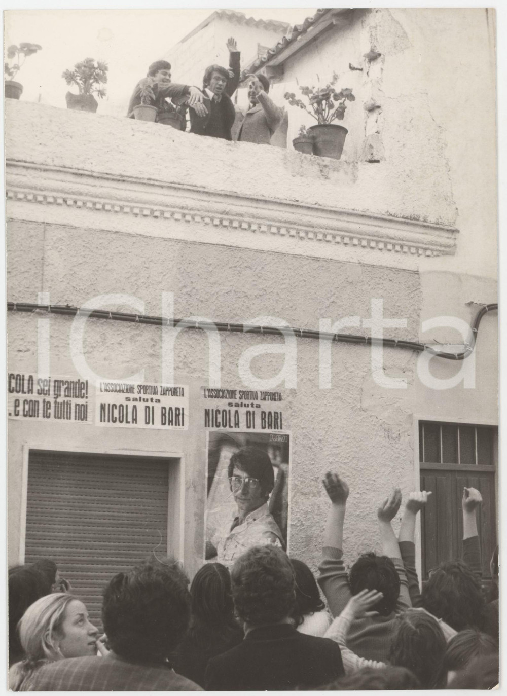Fotografia d epoca originale 1975 ca ZAPPONETA Nicola DI BARI saluta i compaesani  Foto 13x18 cm 1
