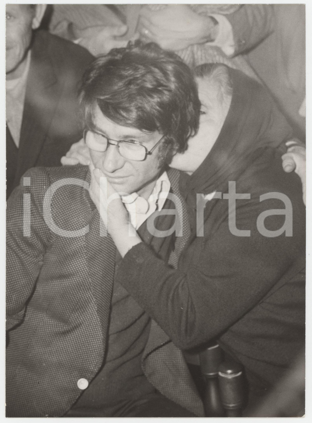 Fotografia d epoca originale 1975 ca ZAPPONETA Nicola DI BARI baciato dalla madre  Foto 13x18 cm 1
