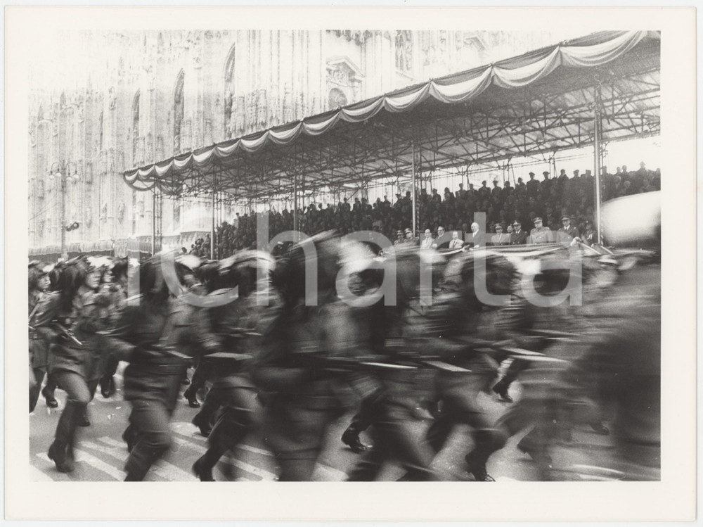 Fotografia d epoca originale 1985 ca MILANO  ESERCITO ITALIANO Bersaglieri in Piazza Duomo  Foto 24x18 cm 1