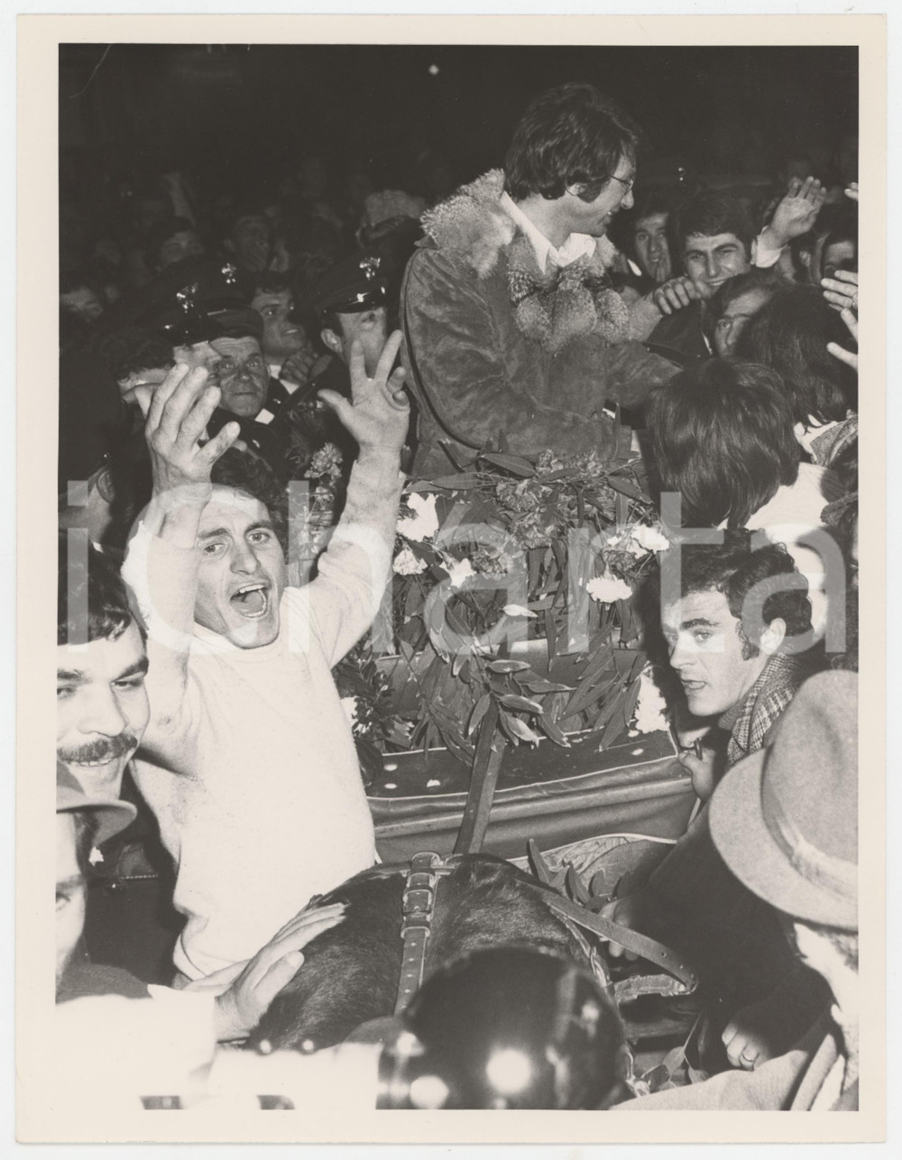 Fotografia d epoca originale 1975 ca ZAPPONETA Nicola DI BARI accolto dai compaesani  Foto 18x24 cm 5 1