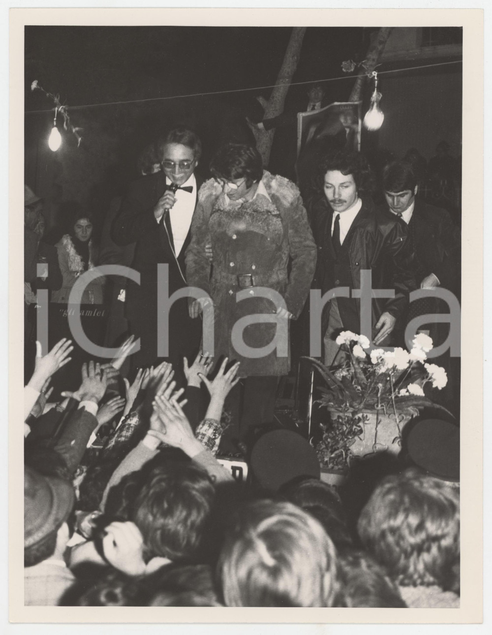 Fotografia d epoca originale 1975 ca ZAPPONETA Nicola DI BARI accolto dai compaesani  Foto 18x24 cm 6 1