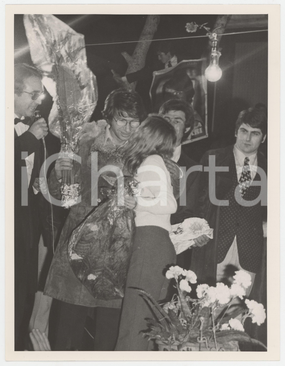 Fotografia d epoca originale 1975 ca ZAPPONETA Nicola DI BARI accolto dai compaesani  Foto 18x24 cm 7 1