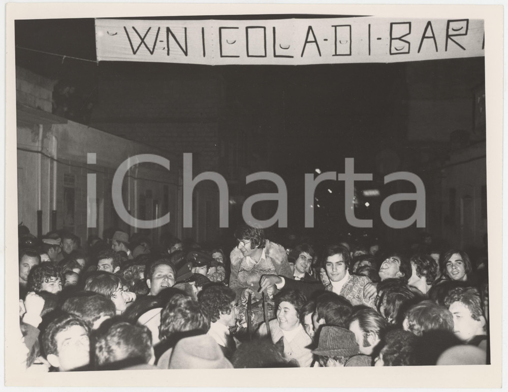 Fotografia d epoca originale 1975 ca ZAPPONETA Nicola DI BARI accolto dai compaesani  Foto 24x18 cm 8 1