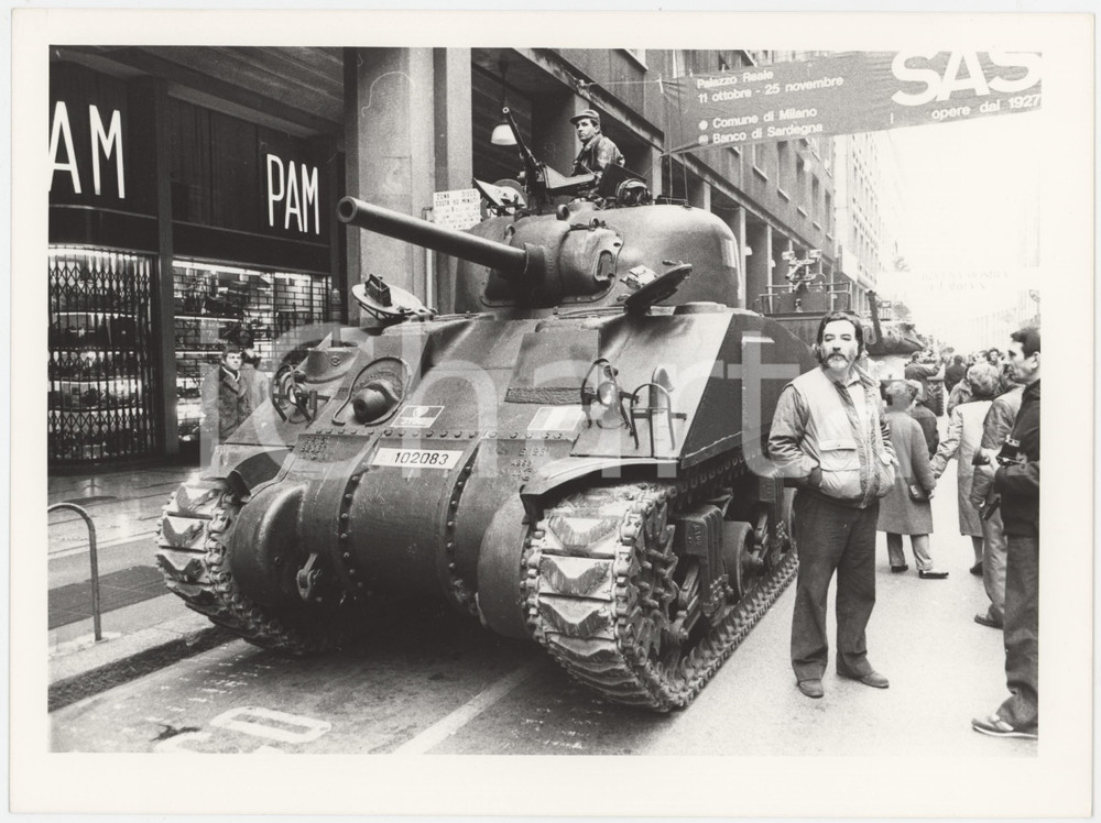 Fotografia d epoca originale 1985 ca MILANO  ESERCITO ITALIANO Carro armato in cittÃ   Foto 24x18 cm 1