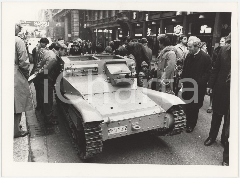 Fotografia d epoca originale 1985 ca MILANO  ESERCITO ITALIANO Mezzo blindato in cittÃ   Foto 24x18 cm 1