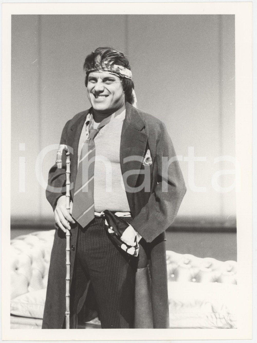 Fotografia d epoca originale 1985 ca TELEVISIONE Franco ROSI imita Adriano CELENTANO Foto 14x28 cm 1