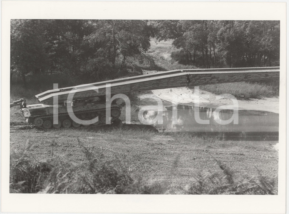 Fotografia d epoca originale 1985 ca ESERCITO ITALIANO  GRANDI MANOVRE Carro gettaponte Biber  Foto 24x18 1