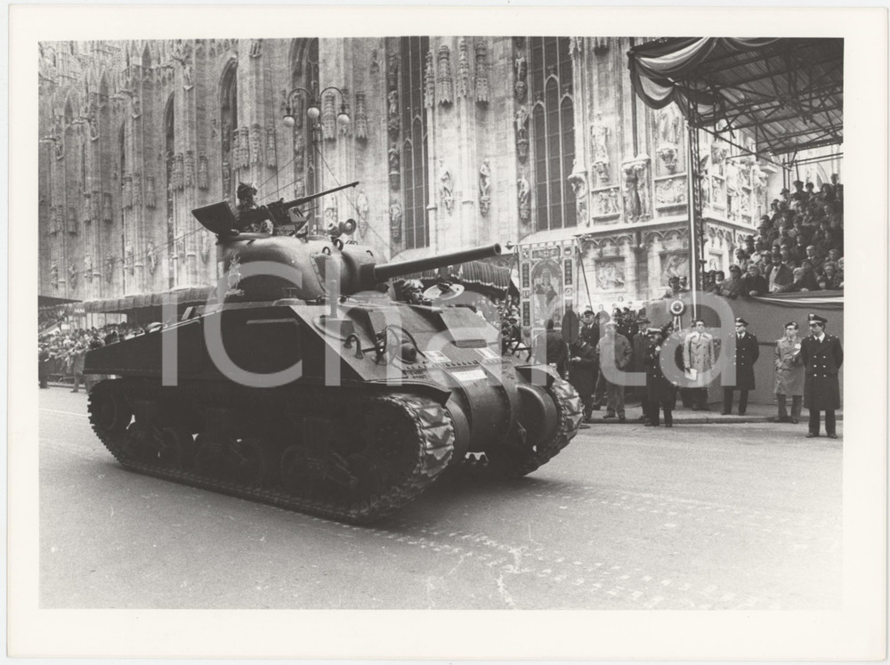 Fotografia d epoca originale 1985 ca MILANO  ESERCITO ITALIANO Carro armato in Piazza Duomo  Foto 24x18 2 1