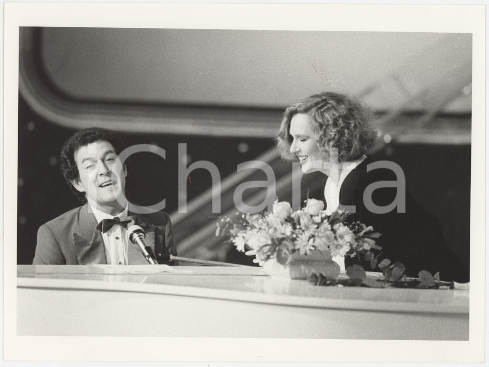 Fotografia d epoca originale 1985 ca RAI UNO Memo REMIGI al piano con Loretta GOGGI Foto 24x18 1