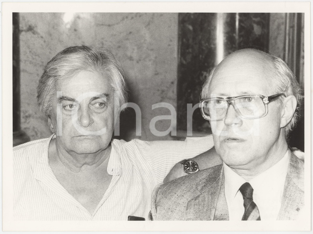Fotografia d epoca originale 1985 ca COSTUME Jurij PetroviÄ LJUBIMOV Mstislav ROSTROPOVIC Foto 24x18 cm 1