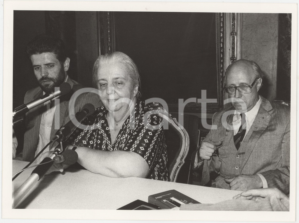 Fotografia d epoca originale 1985 ca MILANO Mstislav ROSTROPOVIC Roberto FORMIGONI Irina ALBERTI Foto 24x18 1