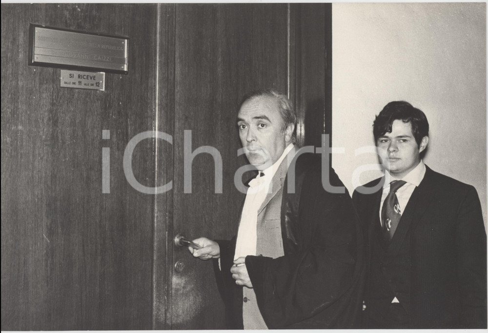 Fotografia d epoca originale 1970 ca MILANO Processo PINELLI Armando CILLARIO attende Giovanni CAIZZI Foto 1 1
