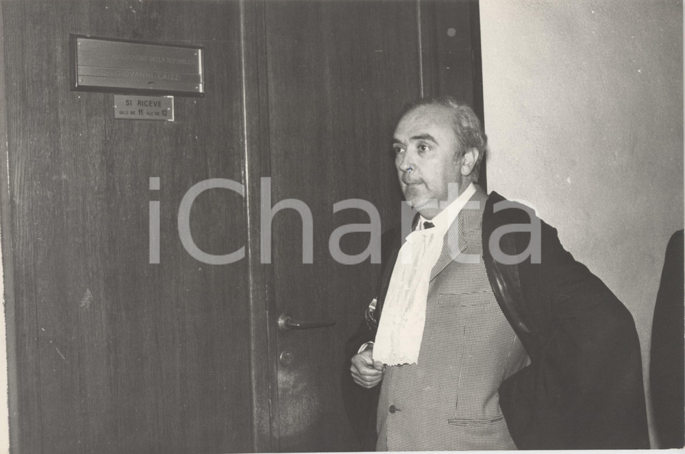 Fotografia d epoca originale 1970 ca MILANO Processo PINELLI Armando CILLARIO attende Giovanni CAIZZI Foto 1