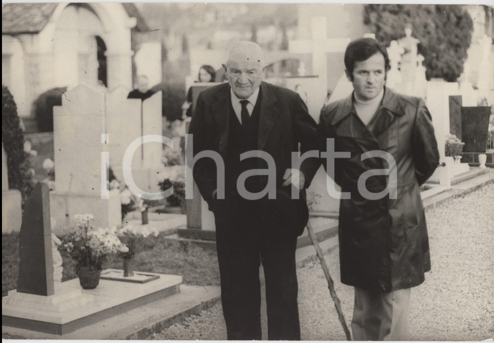 Fotografia d epoca originale 1970 ca SOTTO IL MONTE Fratello RONCALLI di papa Giovanni XXIII al cimitero 7 1
