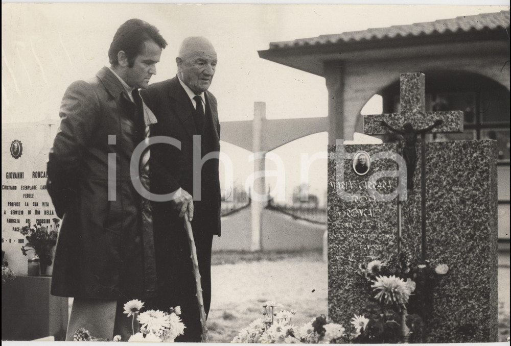 Fotografia d epoca originale 1970 ca SOTTO IL MONTE Fratello RONCALLI di papa Giovanni XXIII al cimitero 6 1