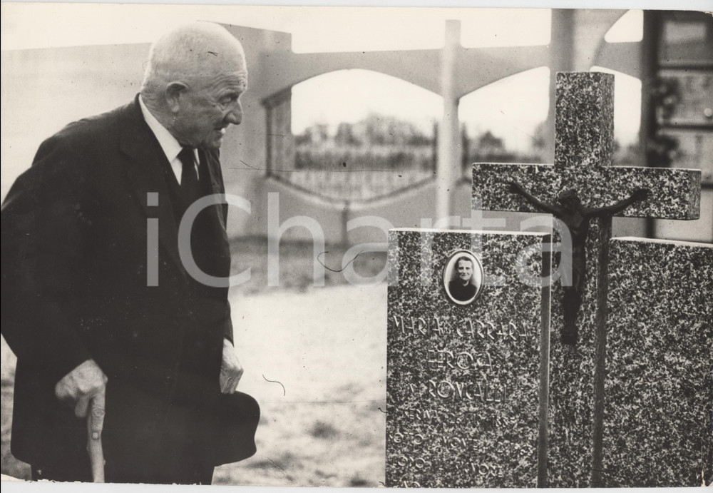 Fotografia d epoca originale 1970 ca SOTTO IL MONTE Fratello RONCALLI di papa Giovanni XXIII al cimitero 5 1