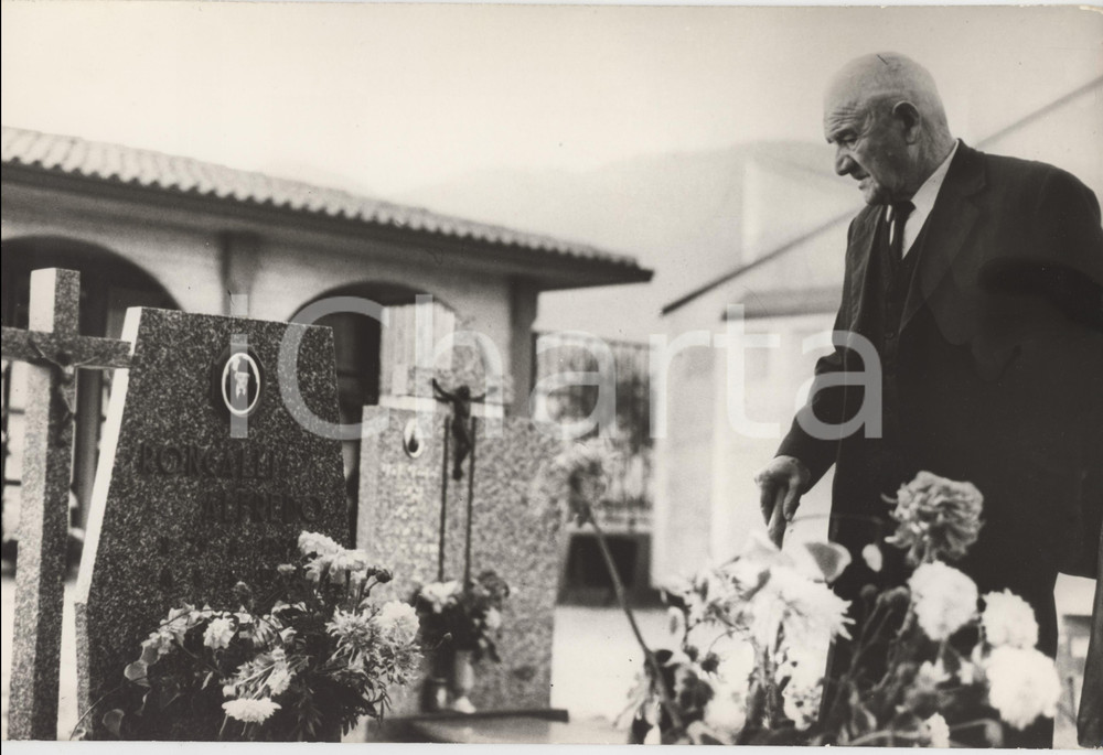 Fotografia d epoca originale 1970 ca SOTTO IL MONTE Fratello RONCALLI di papa Giovanni XXIII al cimitero 4 1