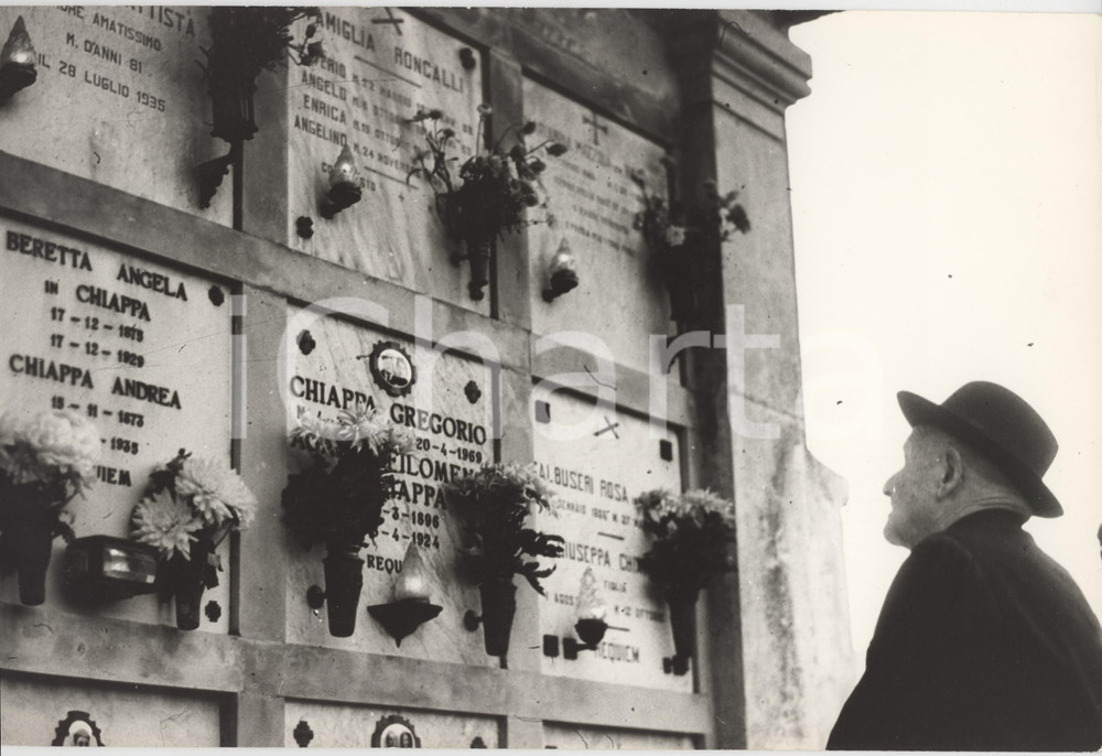 Fotografia d epoca originale 1970 ca SOTTO IL MONTE Fratello RONCALLI di papa Giovanni XXIII al cimitero 3 1