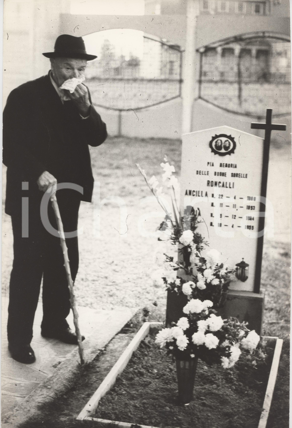 Fotografia d epoca originale 1970 ca SOTTO IL MONTE Fratello RONCALLI di papa Giovanni XXIII al cimitero 2 1