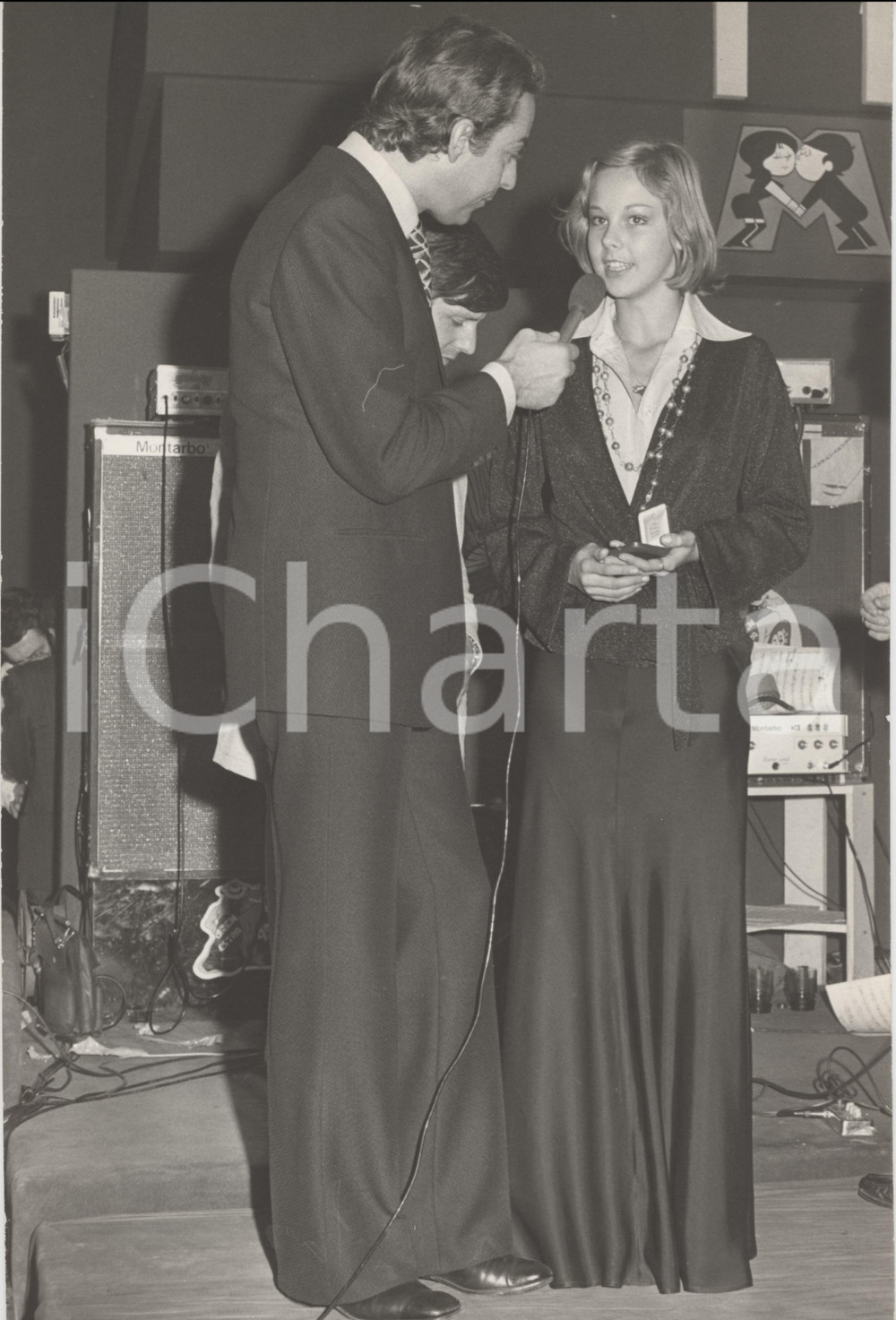 Fotografia d epoca originale 1970 ca COSTUME Daniele PIOMBI intervista Wilma GOICH a un festival 2 Foto 1