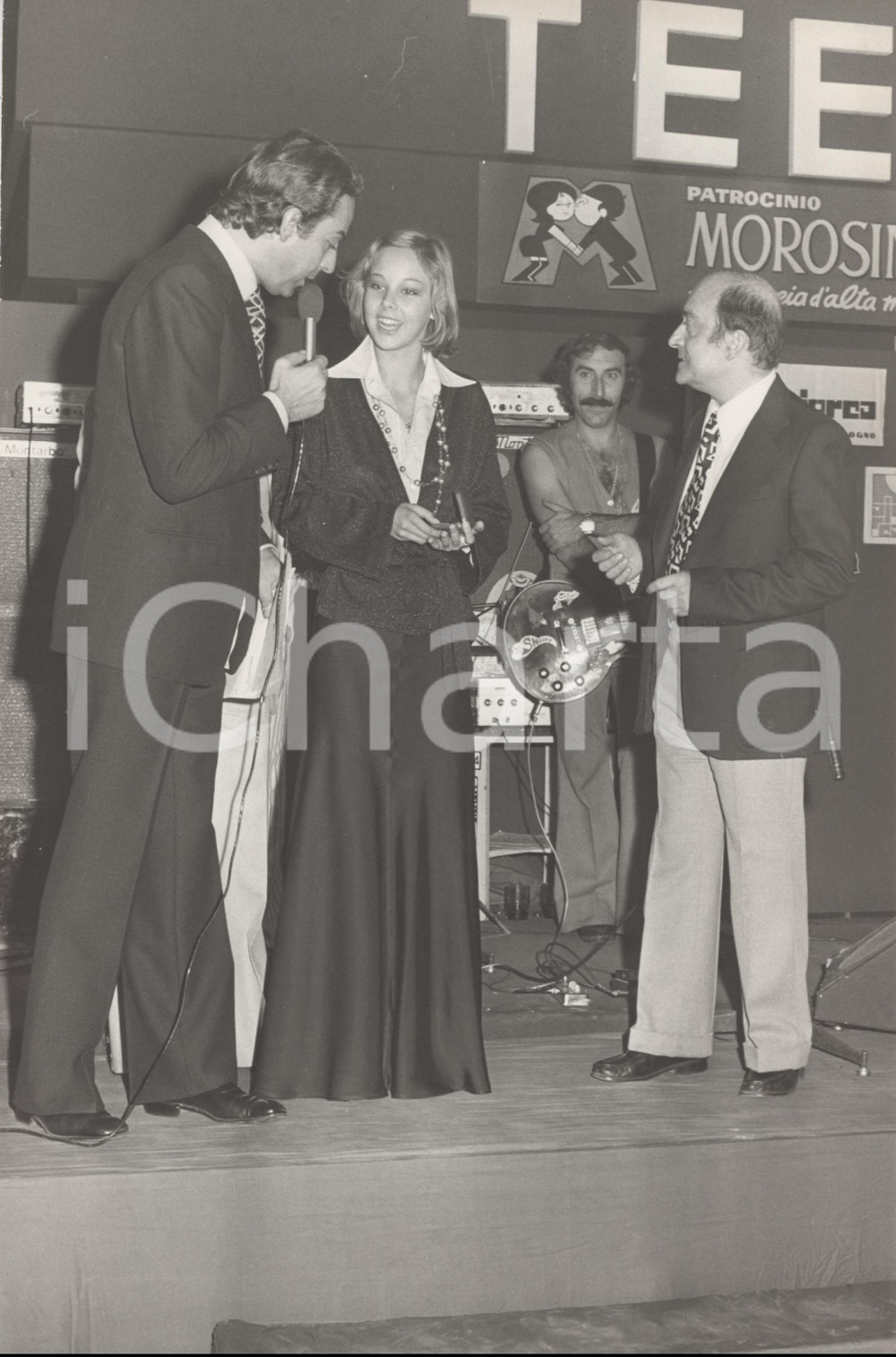 Fotografia d epoca originale 1970 ca COSTUME Daniele PIOMBI intervista Wilma GOICH a un festival 1 Foto 1