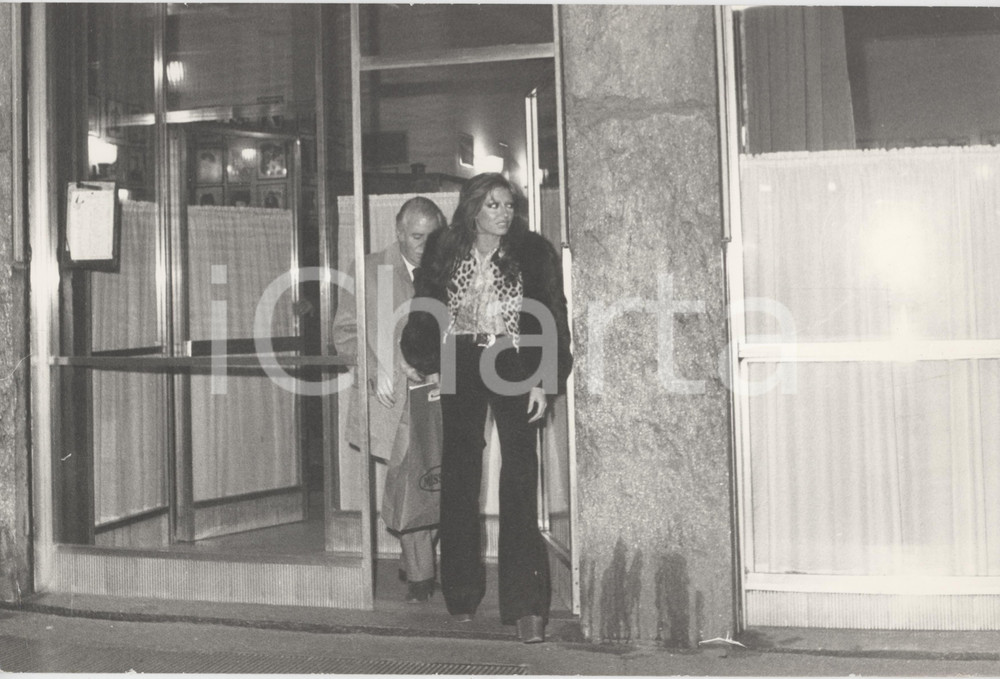 Fotografia d epoca originale 1970 ca MILANO Alida CHELLI paparazzata all uscita dal ristorante 2 Foto 1