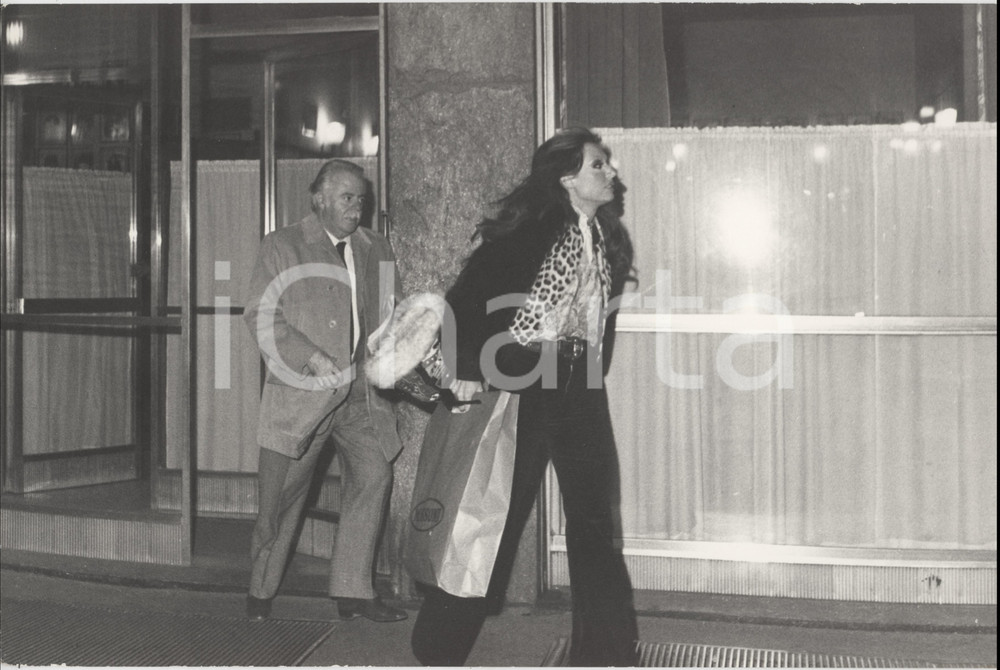 Fotografia d epoca originale 1970 ca MILANO Alida CHELLI paparazzata all uscita dal ristorante 1 Foto 1