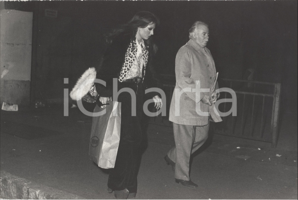 Fotografia d epoca originale 1970 ca MILANO Alida CHELLI paparazzata all uscita dal ristorante 3 Foto 1