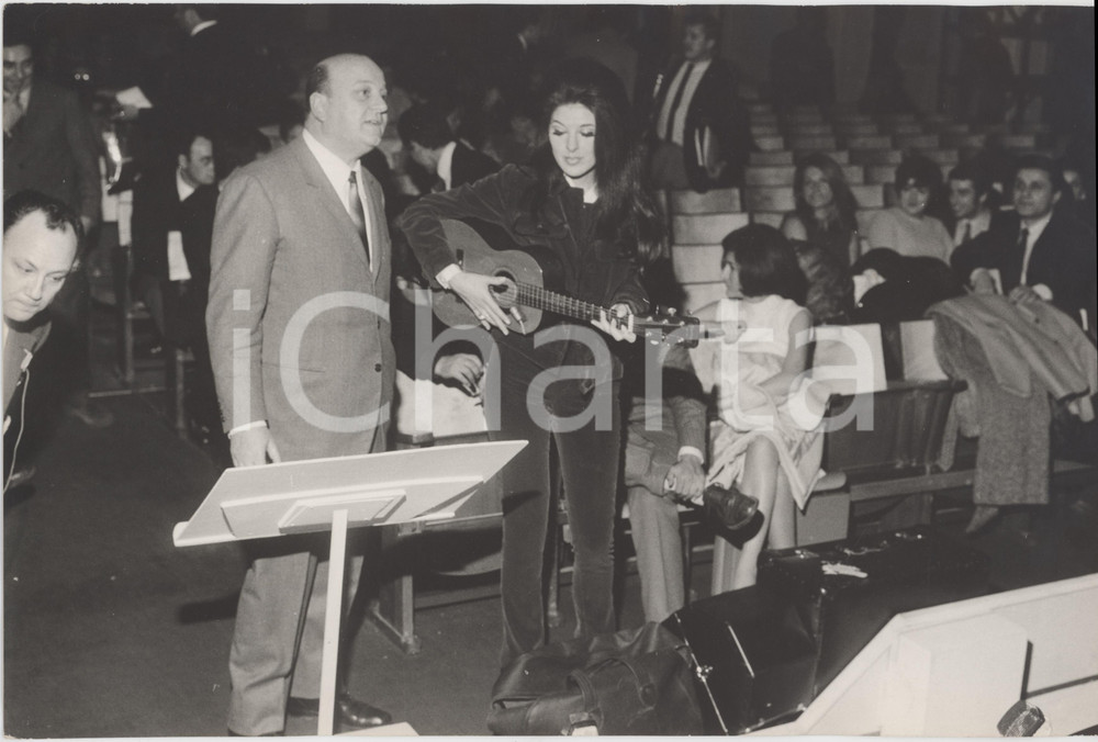 Fotografia d epoca originale 1970 ca COSTUME Gianni RAVERA a un festival  musicale  Foto 30x20 cm 1