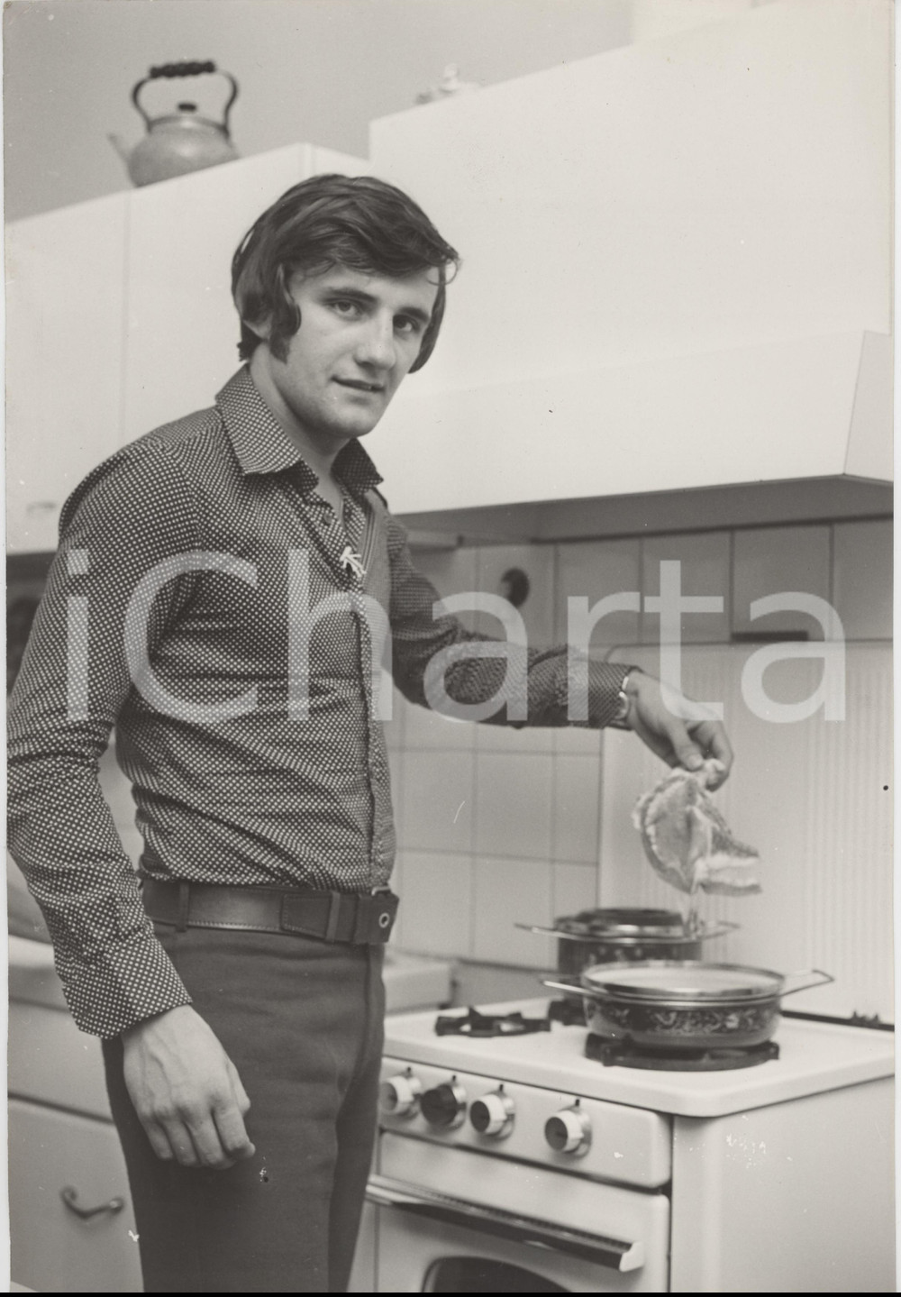 Fotografia d epoca originale 1970 ca CALCIO Ritratto di Sergio MAGISTRELLI ai fornelli  Foto 20x30 cm 1