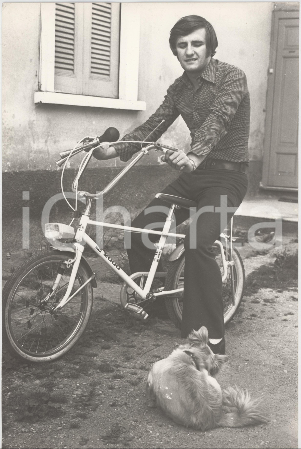 Fotografia d epoca originale 1970 ca CALCIO Ritratto di Sergio MAGISTRELLI in bici con il suo cane  Foto 1