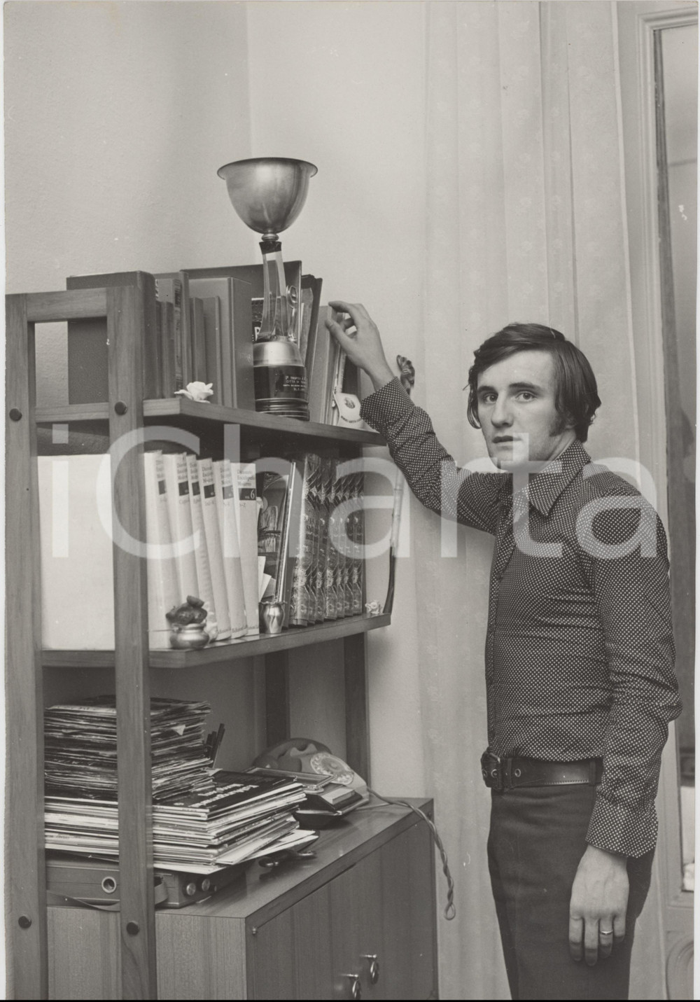 Fotografia d epoca originale 1970 ca CALCIO Ritratto di Sergio MAGISTRELLI con trofeo in salotto  Foto 1