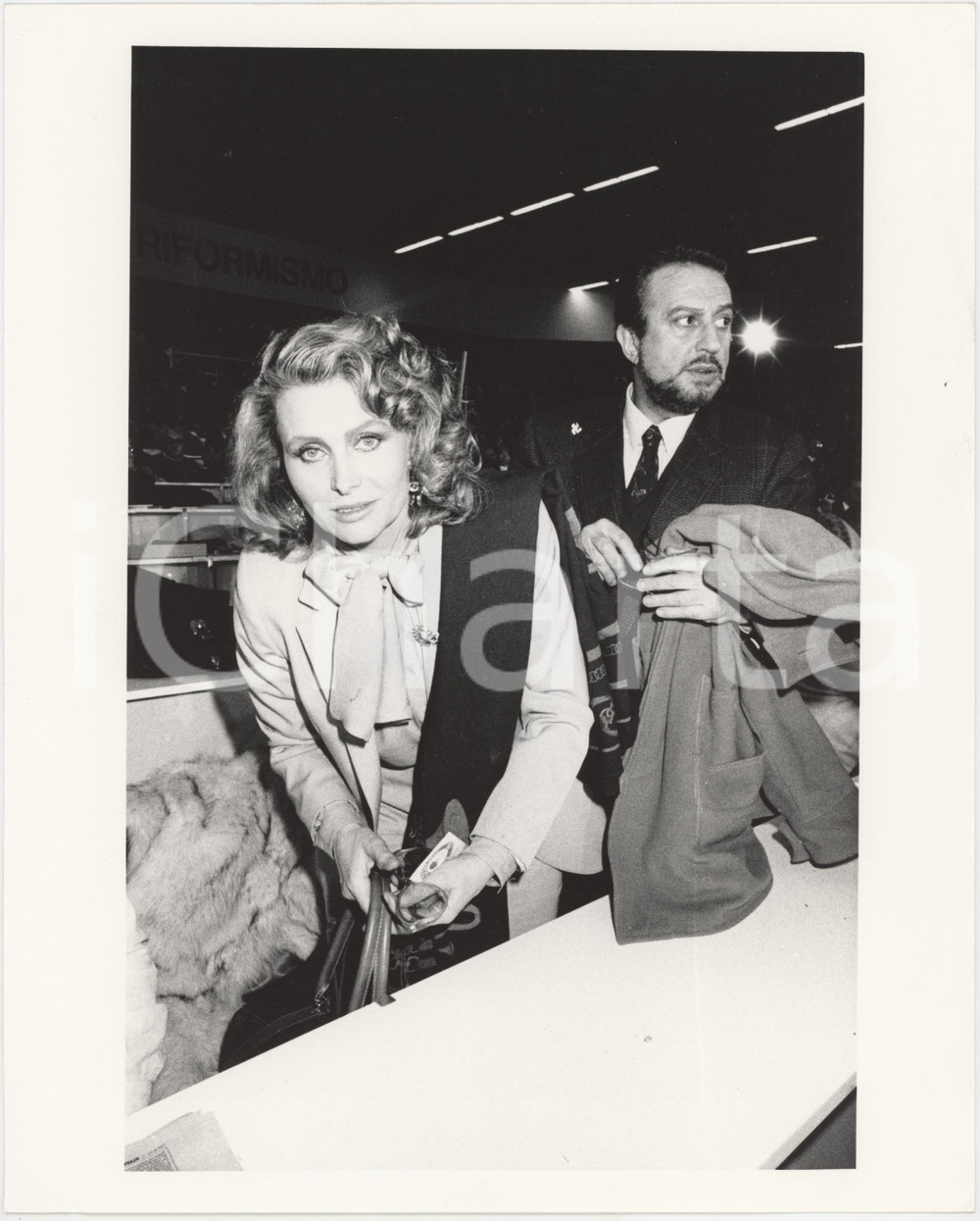 Fotografia d epoca originale 1985 ca ITALIA Alberto LIONELLO con la compagna Erika BLANC a convegno PSI 1 1