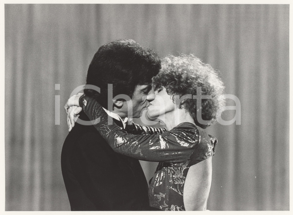 Fotografia d epoca originale 1979 RAI UNO Io a modo mio  Bacio tra Gigi PROIETTI e Ornella VANONI Foto 1