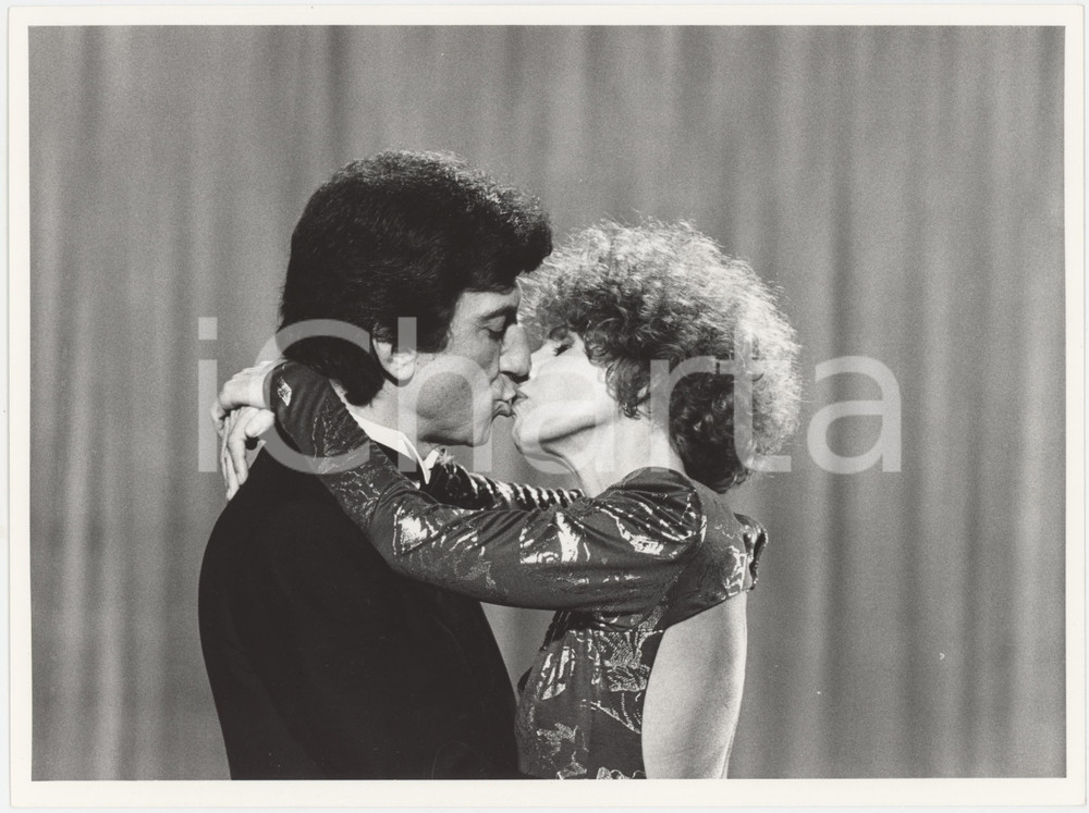 Fotografia d epoca originale 1979 RAI UNO Io a modo mio  Bacio tra Gigi PROIETTI e Ornella VANONI Foto 1 1