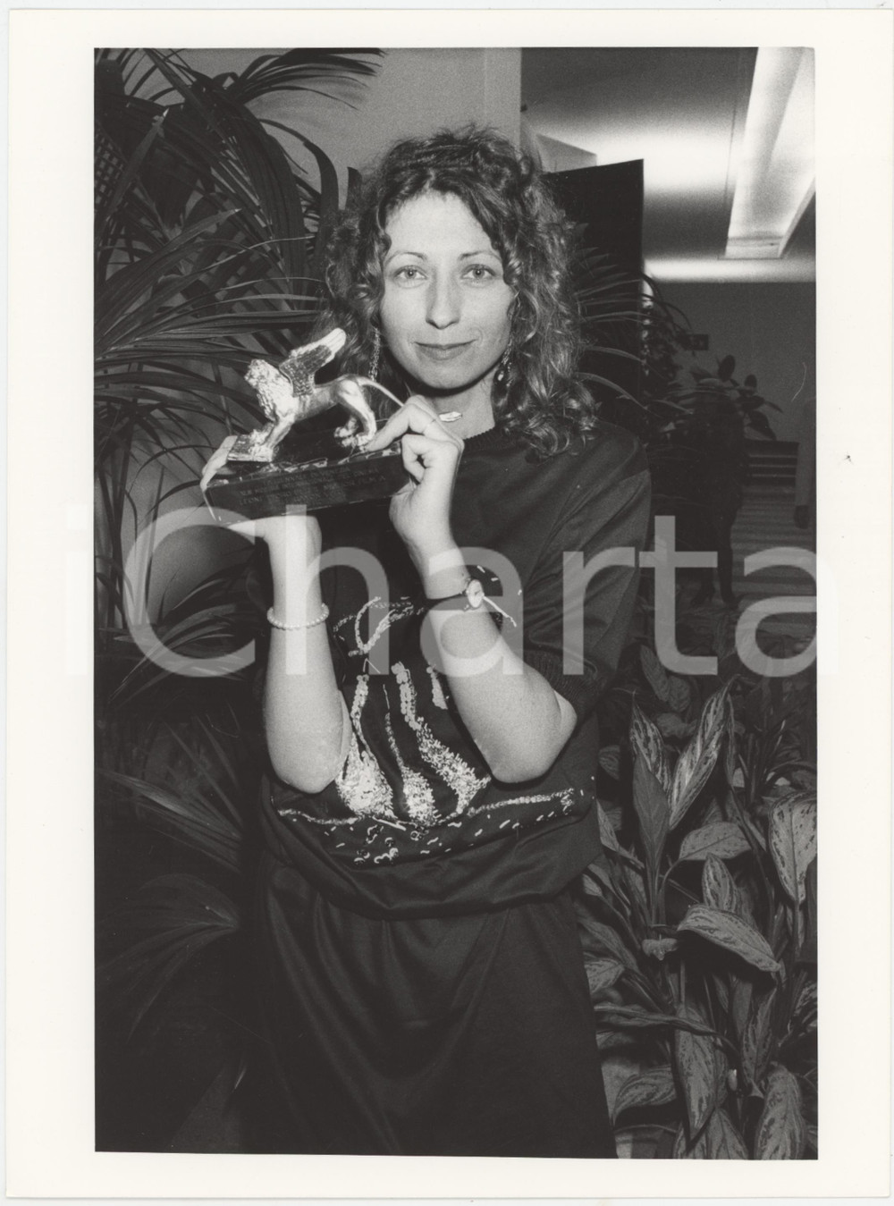 Fotografia d epoca originale 1986 VENEZIA Mostra del Cinema  Maria RIVIERE con il Leone d Oro Foto 1