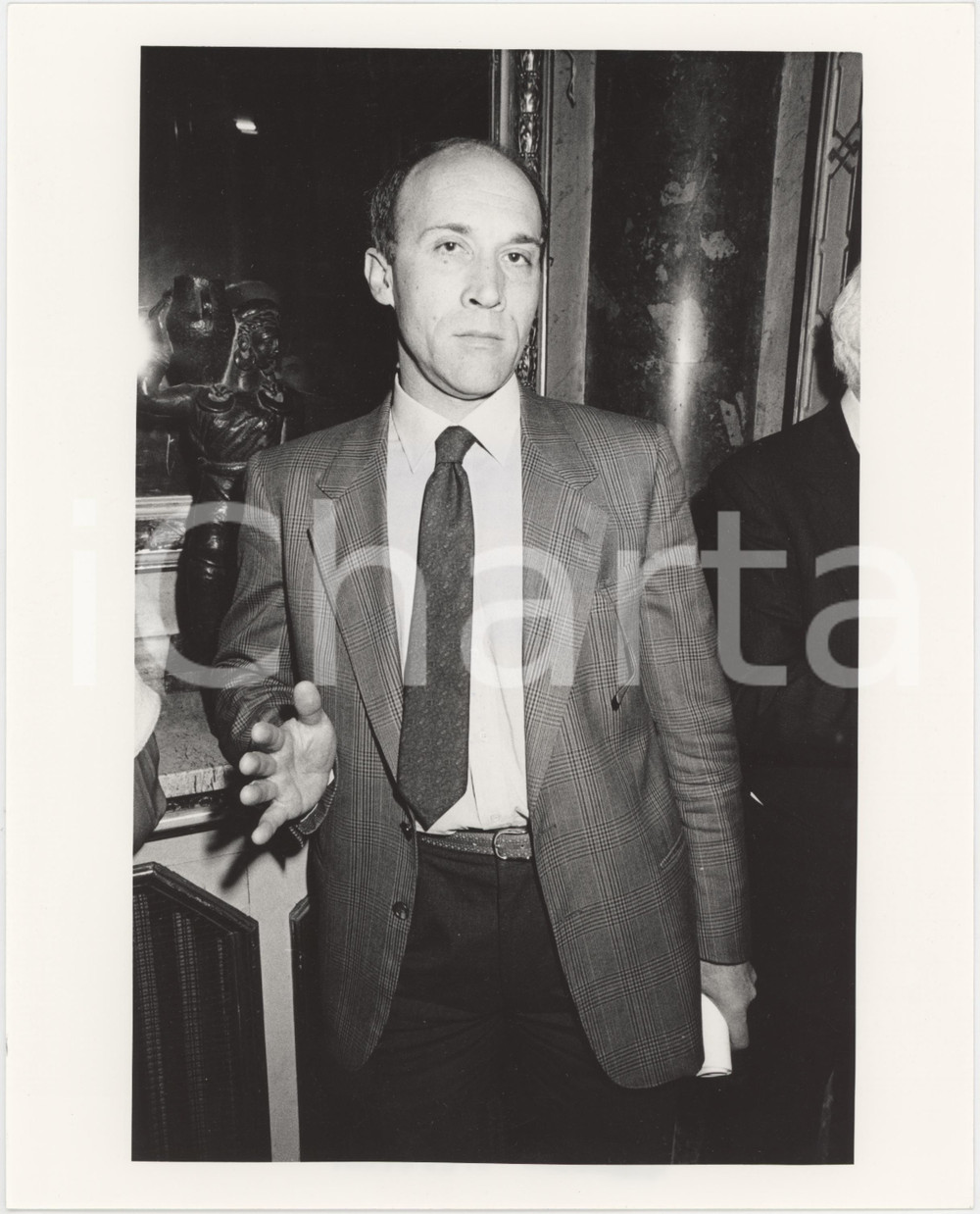 Fotografia d epoca originale 1985 ca ITALIA  COSTUME Piero VIGORELLI Ritratto del giornalista  Foto 20x25 1