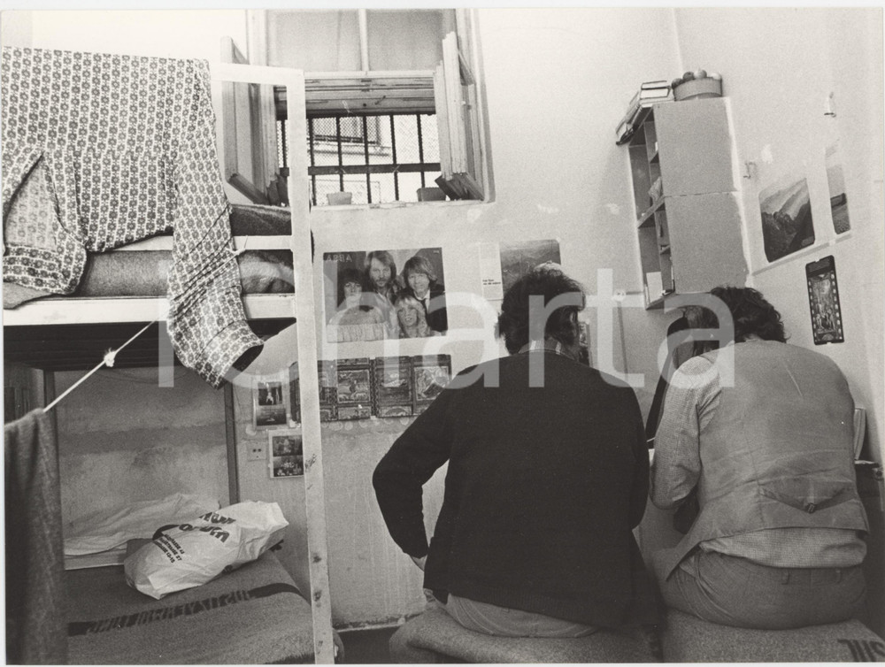 Fotografia d epoca originale 1987 STEIN AN DER DONAU Austrian jailhouse  Prison cell with ABBA poster  Foto 1
