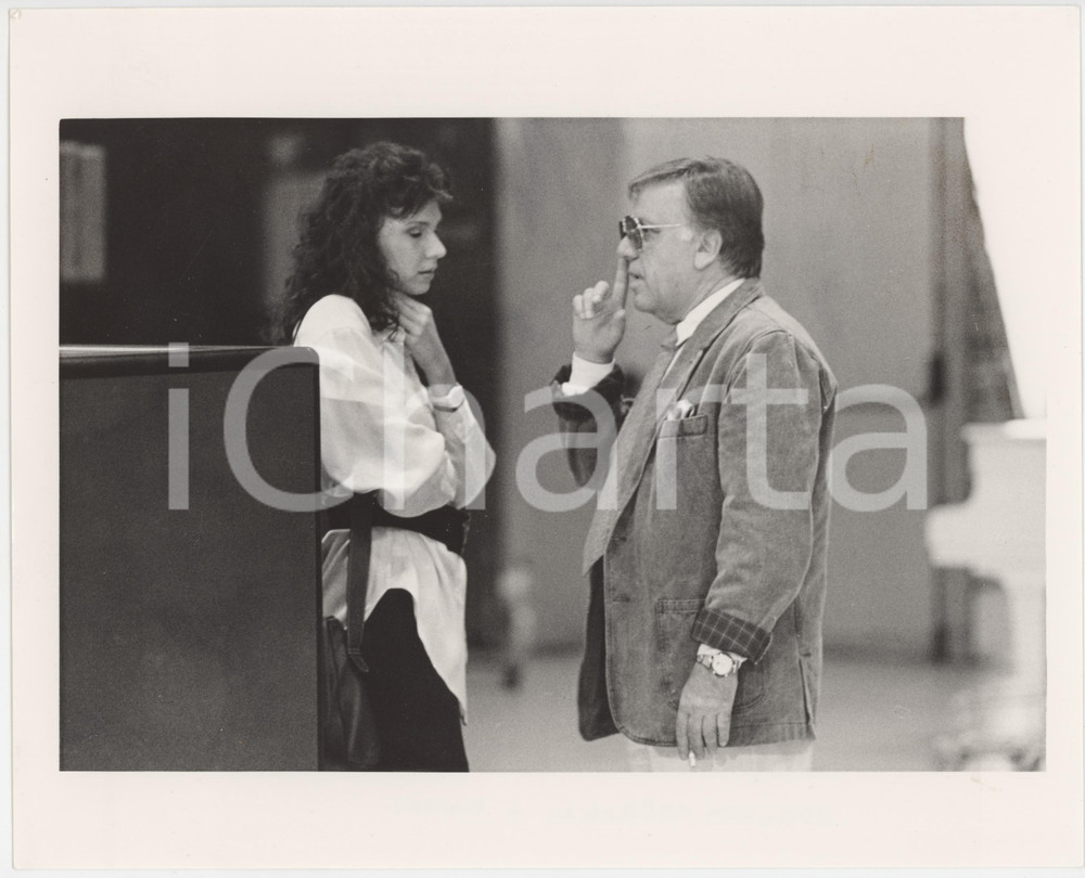 Fotografia d epoca originale 1985 ca TELEVISIONE Gianfranco FUNARI Roberta AMRBOSINI Foto 25x20 cm 1