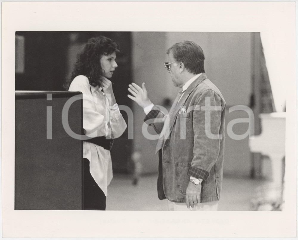 Fotografia d epoca originale 1985 ca TELEVISIONE Gianfranco FUNARI Roberta AMRBOSINI Foto 25x20 cm 1 1