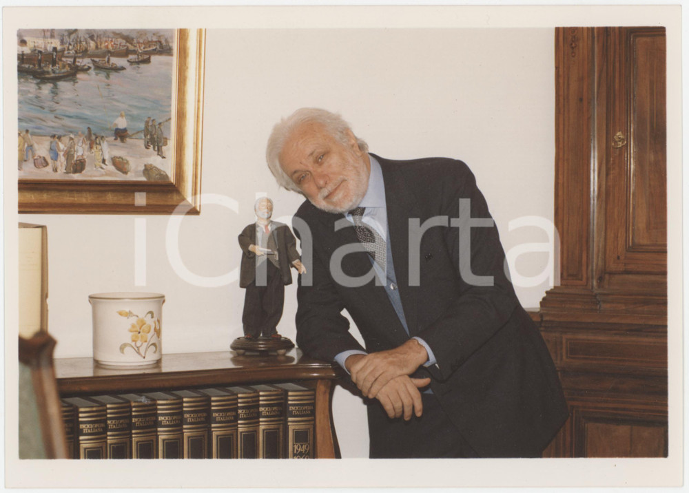 Fotografia d epoca originale 1995 ca NAPOLI Luciano DE CRESCENZO con statua del Presepe  Foto 15x21 cm 1 1