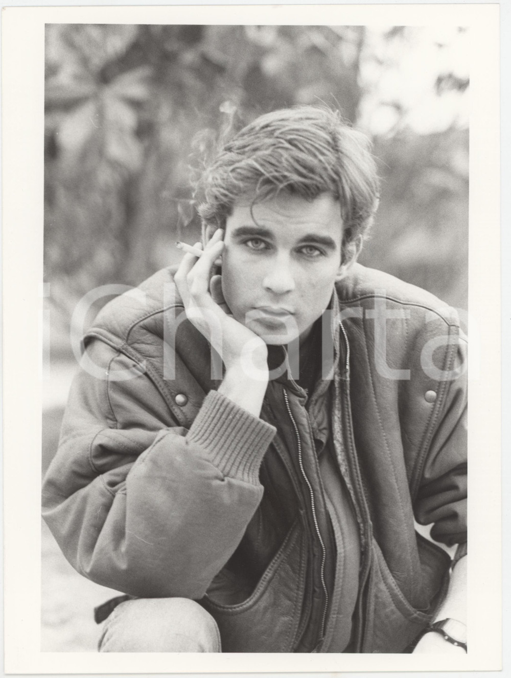 Fotografia d epoca originale 1985 ca ITALIA  COSTUME Pierre COSSO fuma sigaretta  Foto 18x24 cm 2 1