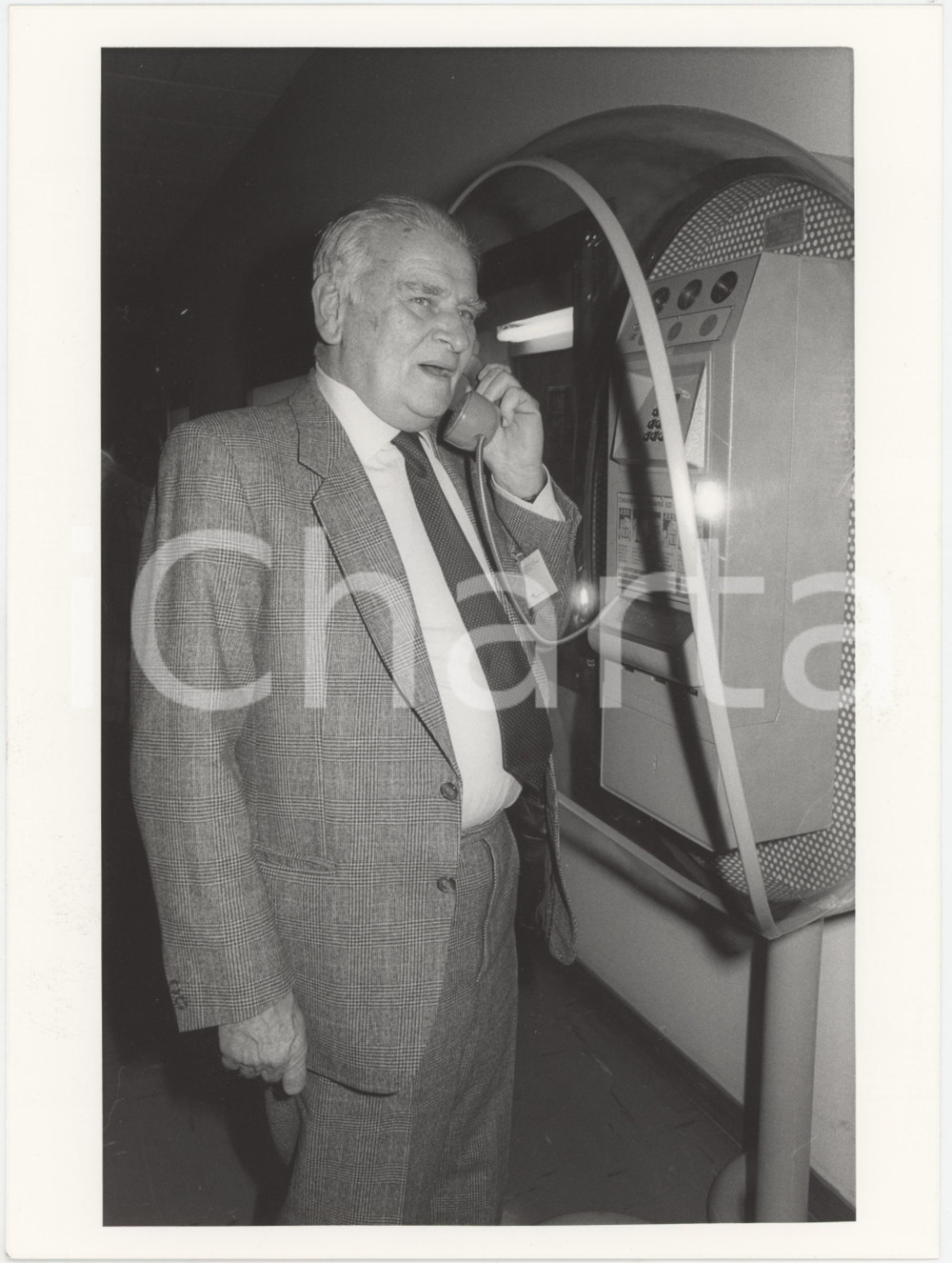 Fotografia d epoca originale 1985 ca PARTITO COMUNISTA Napoleone COLAJANNI al telefono  Foto 18x24 cm 1