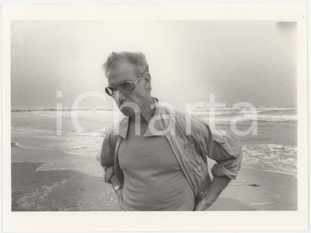 Fotografia d epoca originale 1985 ca VENEZIA LIDO Bob RAFELSON Ritratto del regista  Foto 24x18 cm 1