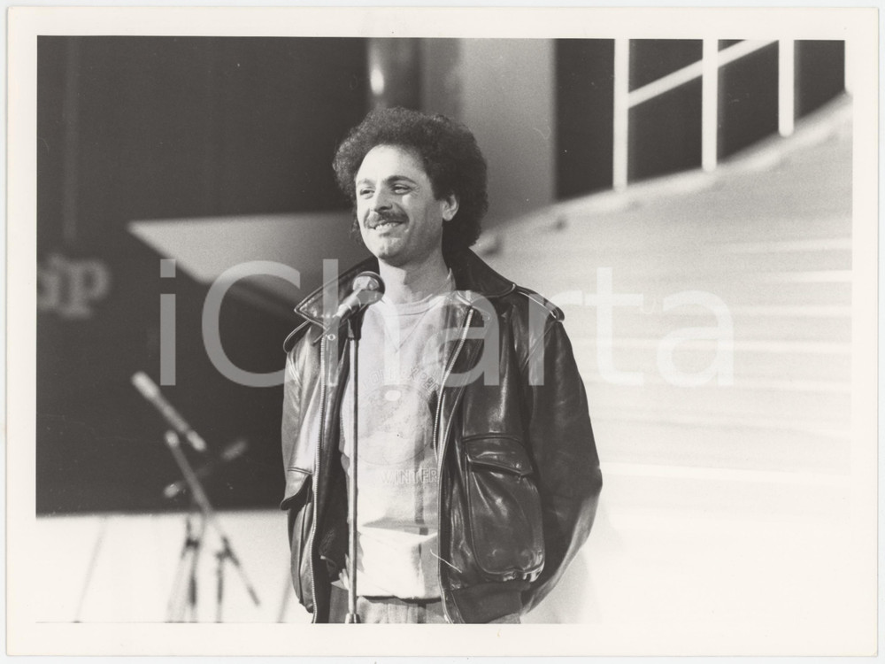 Fotografia d epoca originale 1985 ca FESTIVAL DI SANREMO Eduardo DE CRESCENZO sul palco  Foto 24x18 cm 1