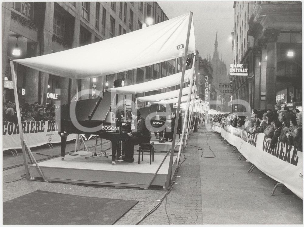 Fotografia d epoca originale 1987 MILANO  CORSO VITTORIO EMANUELE Esibizione 22 pianoforti BOSONI Foto 2 1